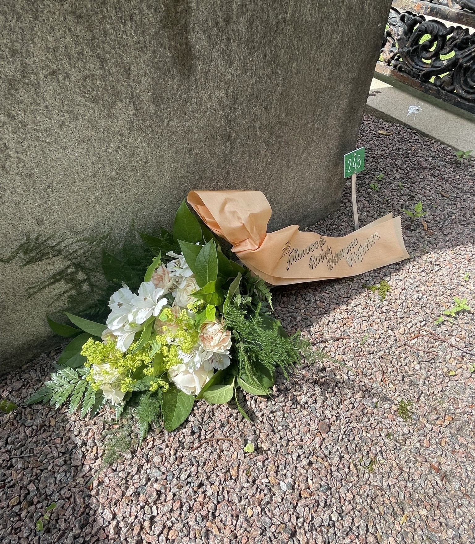 Blommor vid Roberts grav